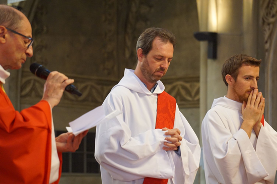 Loïc et Guillaume se préparent à devenir prêtres