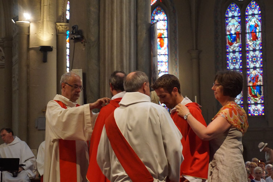 Céline & Philippe, Bergers de la Communauté du Sappel, revêtent Loïc de sa chasuble